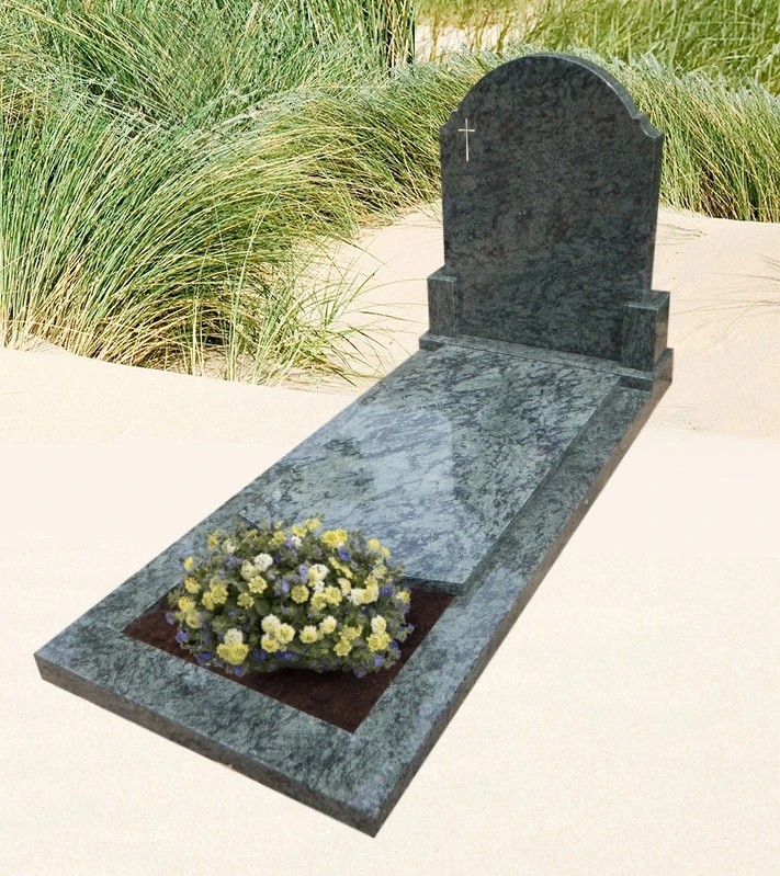 Familiegraf met natuursteen letterplaat - Grafmonumenten