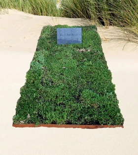 Foto van Grafmonument met Sedum en Cortenstaal omranding