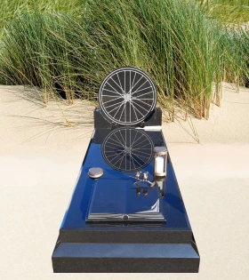 Foto van Grafmonument met Wiel als Persoonlijk Ontwerp