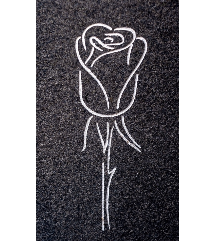 Lijntekening van roos op zwart graniet