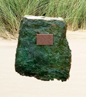 Foto van Ruwe steen met bronzen plaquette