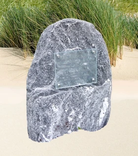 Foto van Ruwe steen met glazen plaquette