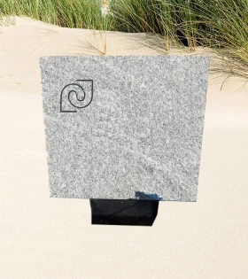 Foto van Eenvoudige steen voor een algemeen graf
